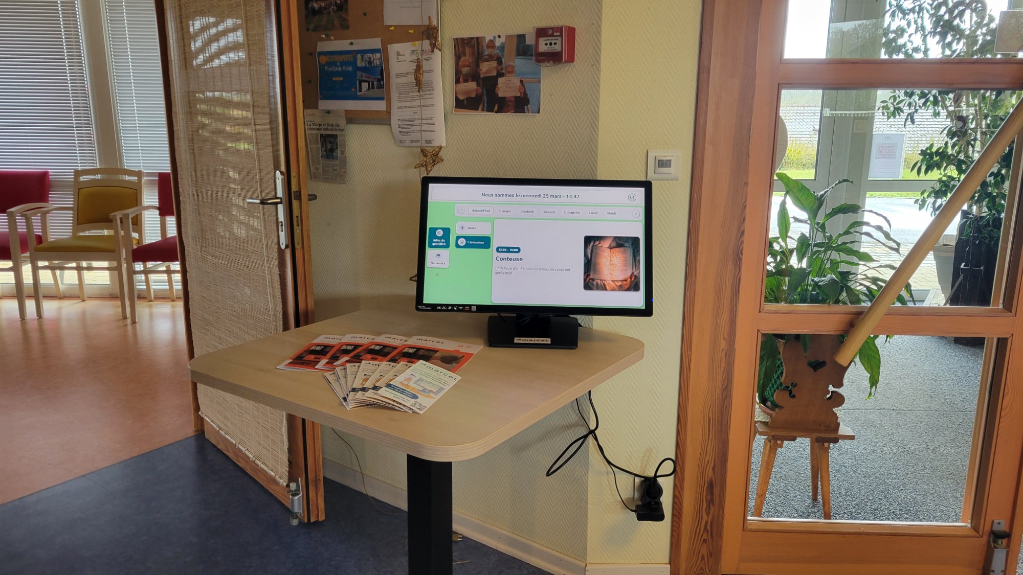 Marcel TV affichant l'agenda dans la salle commune d'un établissement médico-social